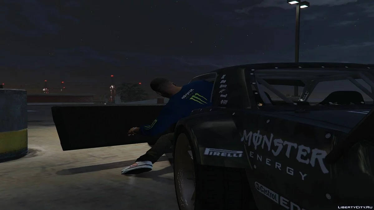 Camisetas com logotipos Need For Speed e Monster / GTA 5