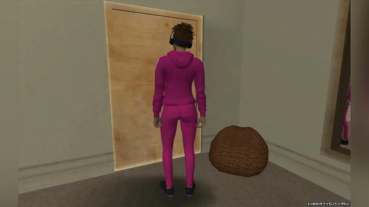 Mädchen aus GTA Online im rosa Sportanzug / GTA San Andreas
