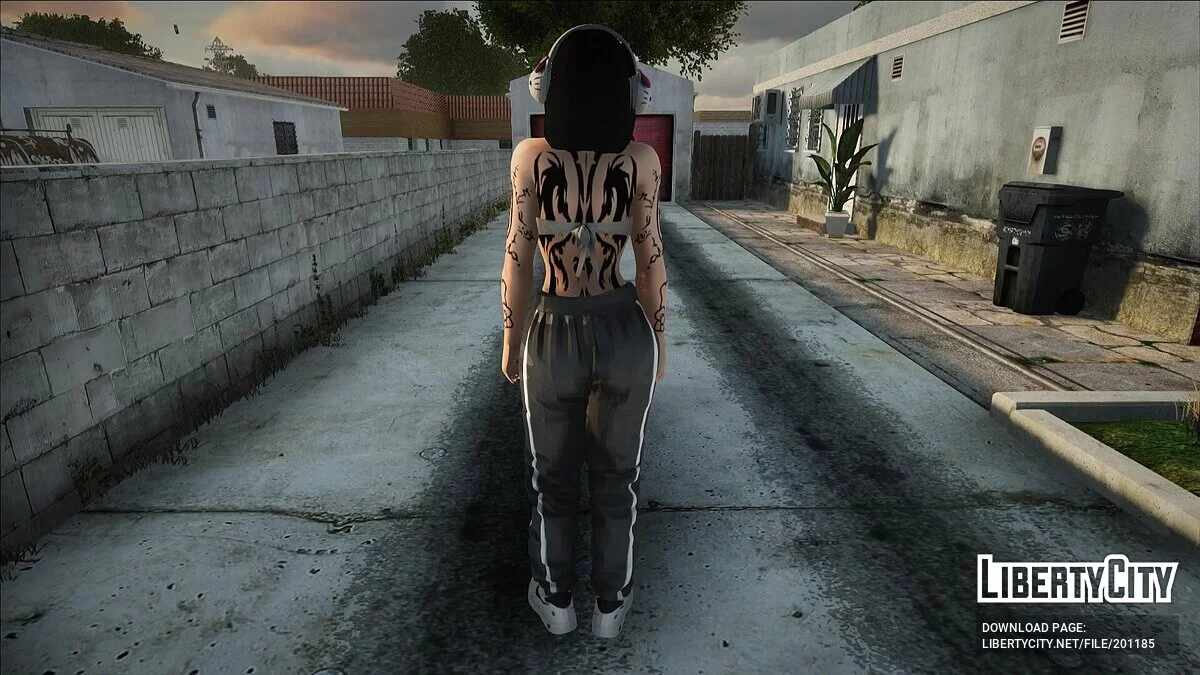 Брюнетка в навушниках / GTA San Andreas