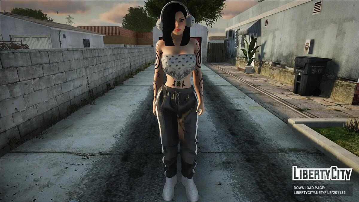 Брюнетка в навушниках / GTA San Andreas