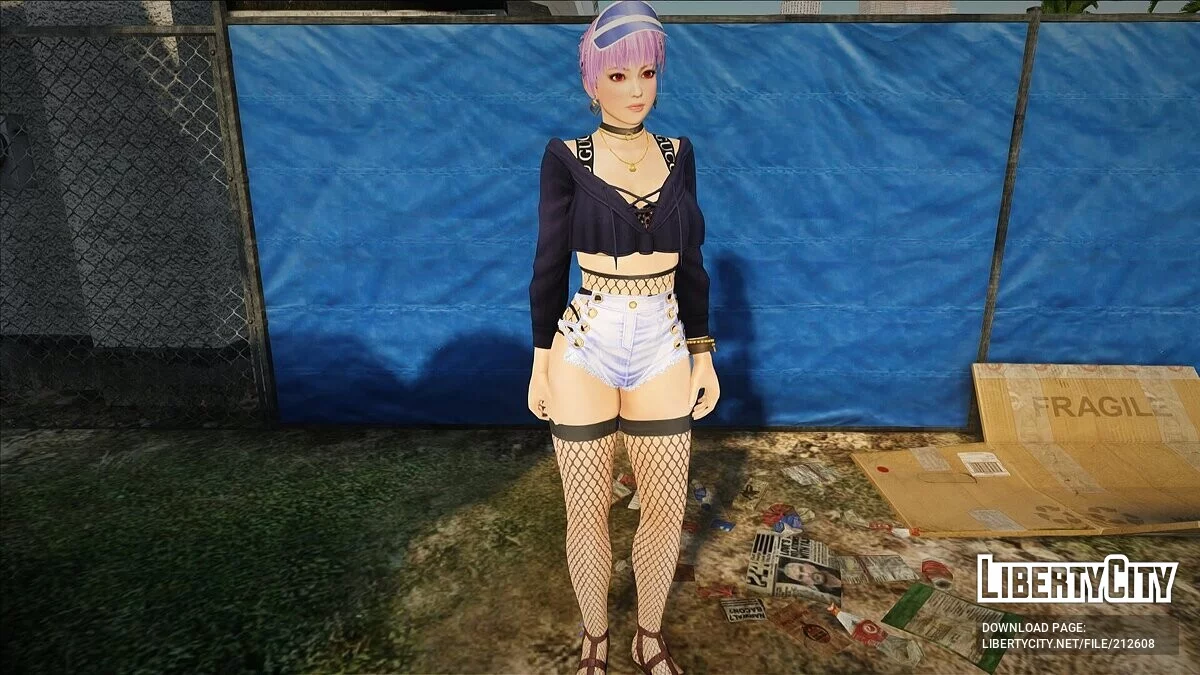 Ayane de DOAXVV en sweat à capuche et short sexy Gucci / GTA San Andreas